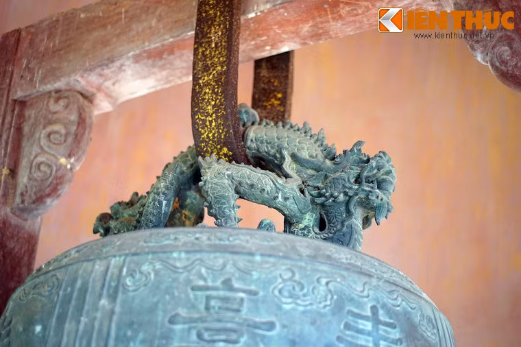 Từ trên xuống, đầu tiên là phần quai chuông tạo hình con bồ lao hai đầu quay ra hai phía, bốn chân gắn với đỉnh chuông, lưng có bông sen, được chạm khắc rất tinh vi.