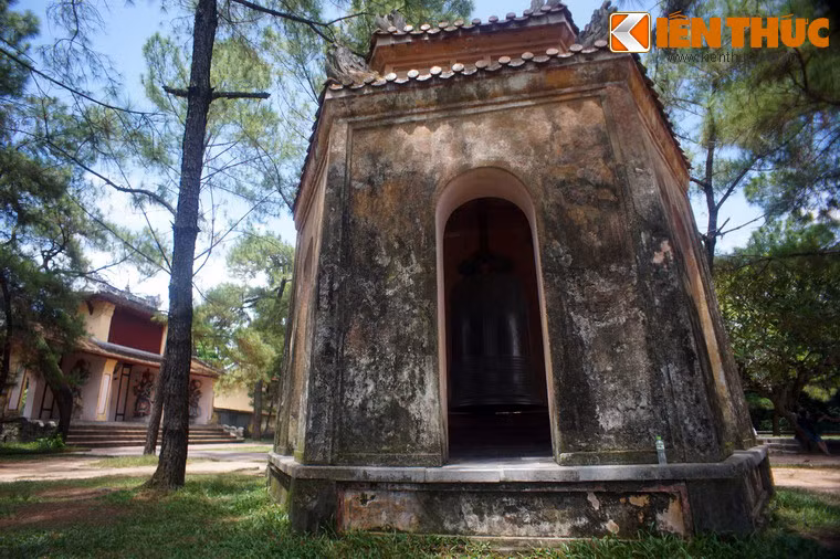 Theo các dòng chữ khắc trên Đại hồng chung chùa Thiên Mụ, quả chuông này được chúa Nguyễn Phúc Chu cho đúc năm 1710 để cúng dường Tam bảo chủa Thiên Mụ.