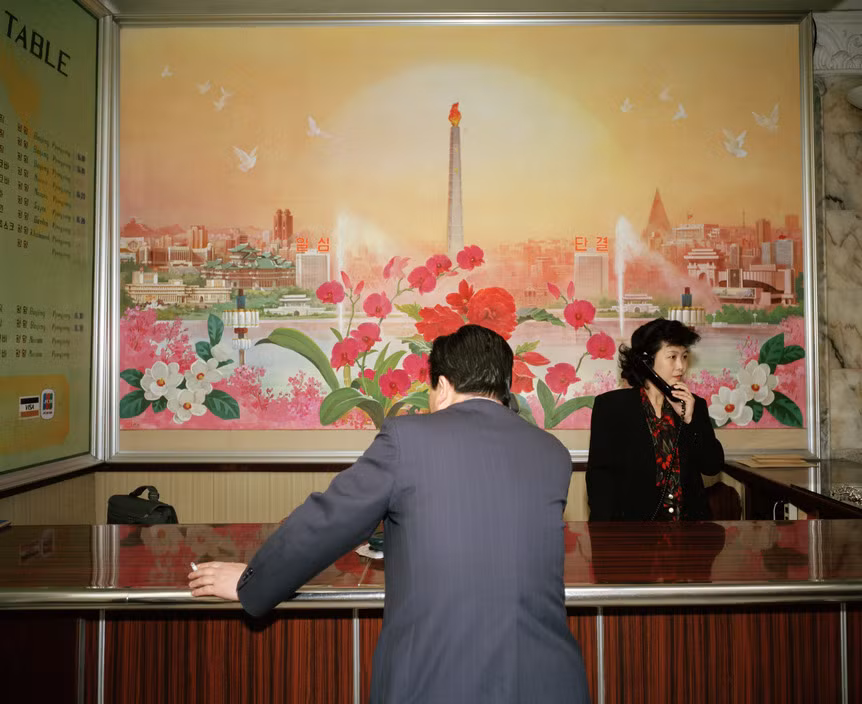 Quầy lễ tân của một khách sạn. Ảnh: Martin Parr/ Magnum Photos.