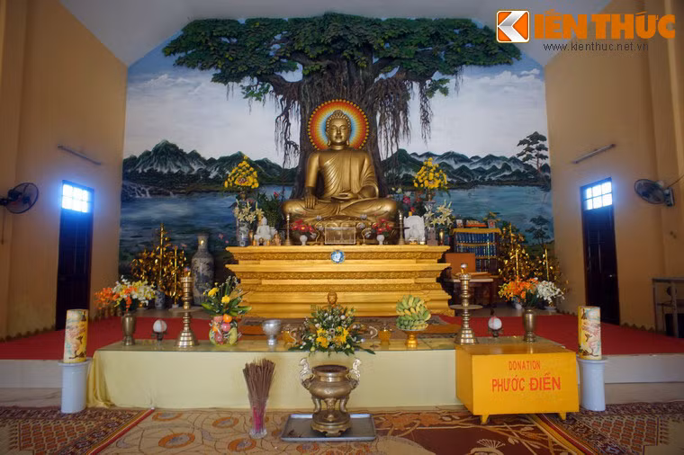 Không gian bên trong chính điện được bài trí giản dị và tôn nghiêm với tượng Đức Phật ở trung tâm.
