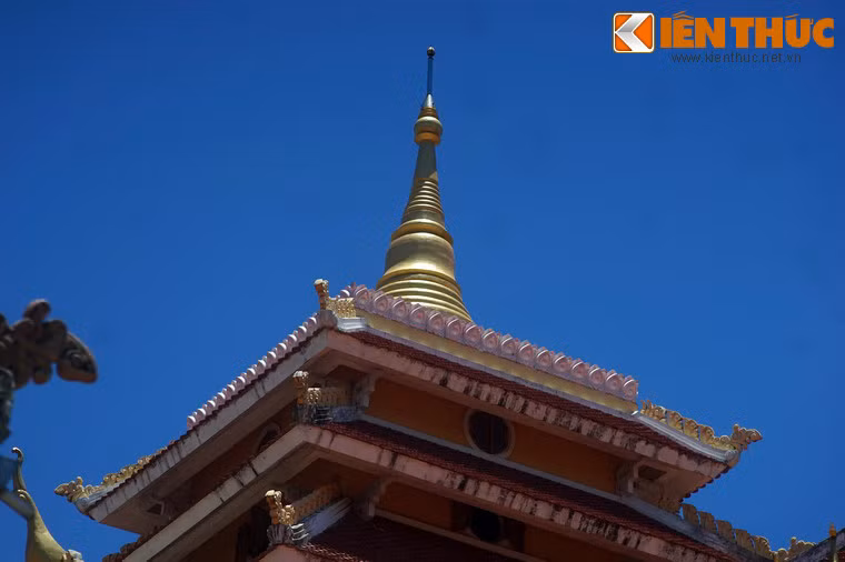 Stupa trên đỉnh tháp của chính điện.