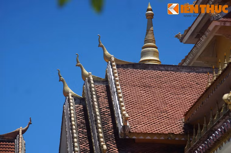 Hình tượng chim thần ở đầu các nóc mái.