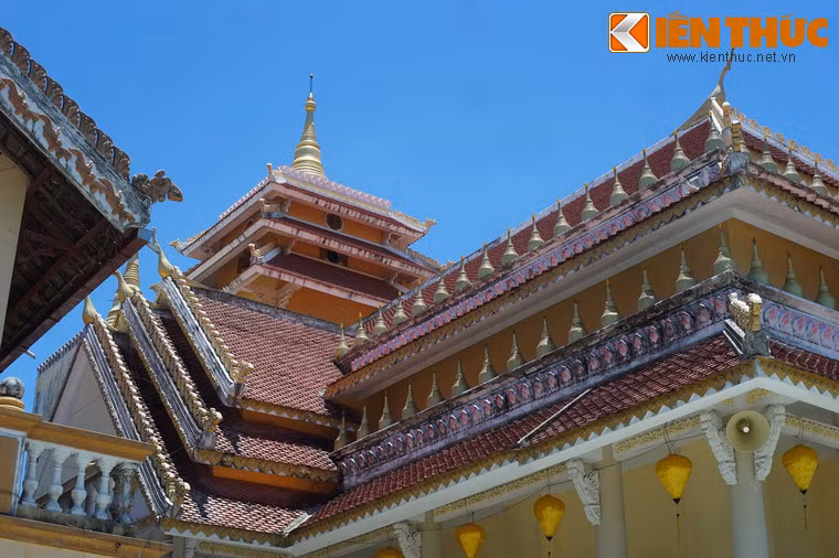 Trên mái trang trí các dải họa tiết dạng stupa (phù đồ, hay tháp xá lợi trong văn hóa Phật giáo Nam Tông).