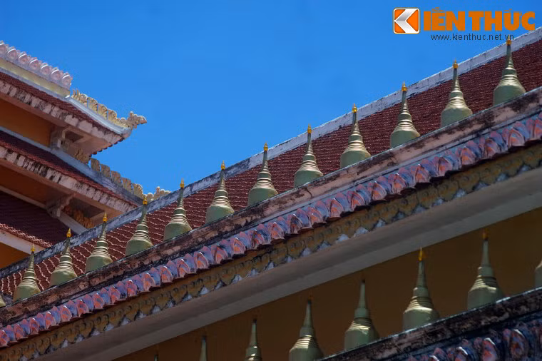 Viền mái cũng được trang trí hoa văn khá cầu kỳ.
