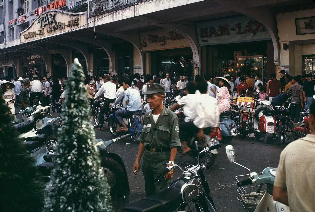 Bên ngoài Thương xá Tax một buổi chiều cuối tuần gần Giáng sinh. Ảnh: William Ruzin.