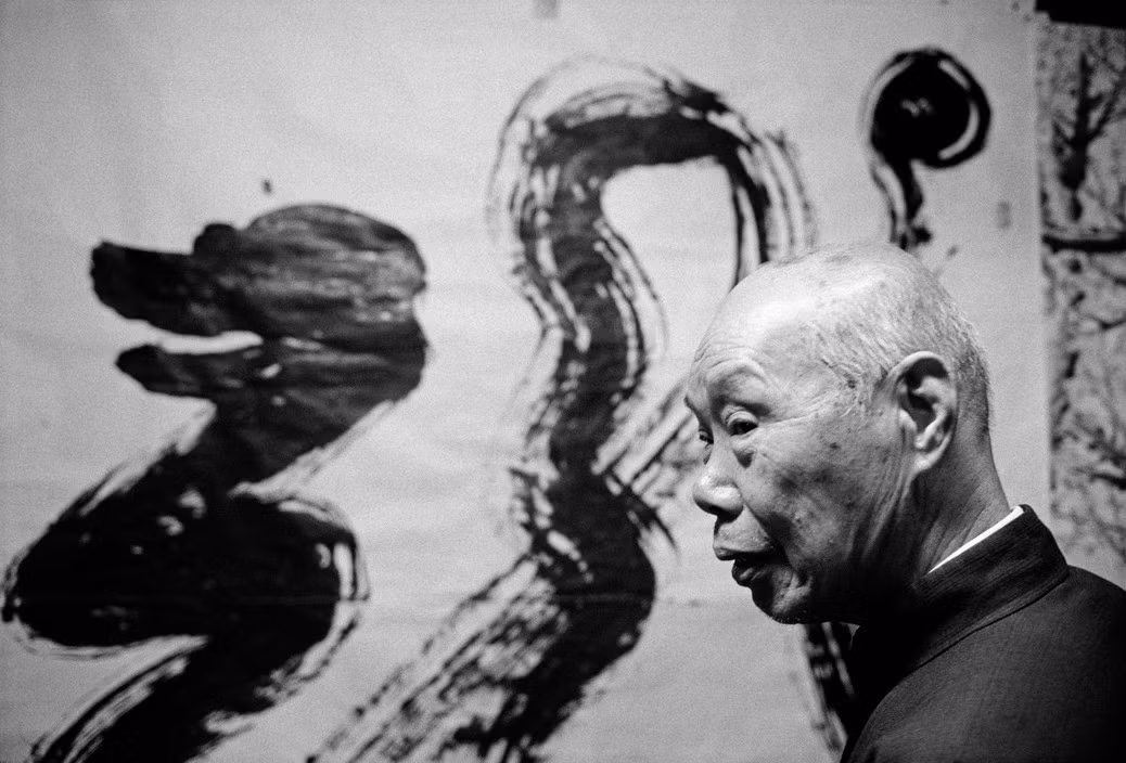 Chân dung một nghệ nhân thư pháp ở thành phố Đài Trung năm 1987. Ảnh: Patrick Zachmann/ Magnum Photos.
