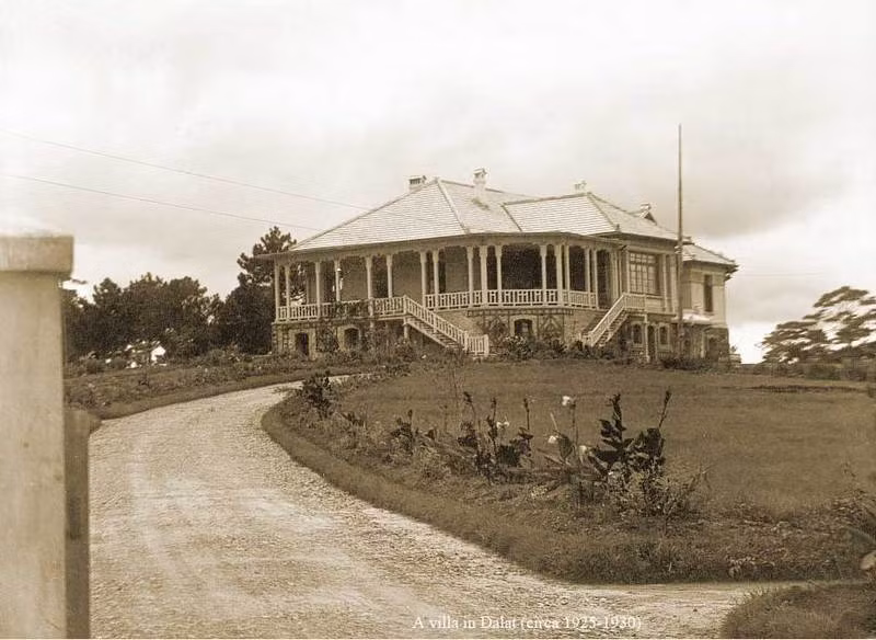 Một căn biệt thự của người Pháp ở Đà Lạt, khoảng năm 1925-1930. Ảnh: Raymond Chagneau.