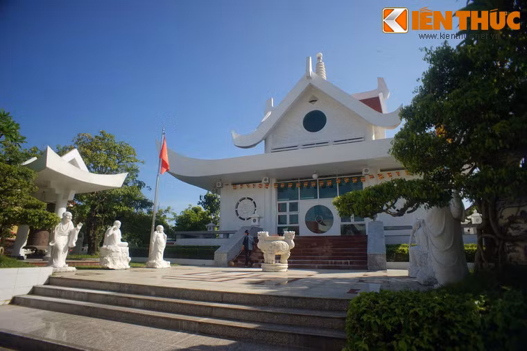 Đến những năm 2000, vợ chồng Ông Phan Hải và bà Phạm Thị Dung là người gốc Lý Hòa làm ăn ở TP HCM đã đầu tư tái thiết lại chùa theo lối kiến trúc hiện đại trên khuôn viên 1.400m2. Tháng 11/2011, chùa Vĩnh Phước mới khành thành.