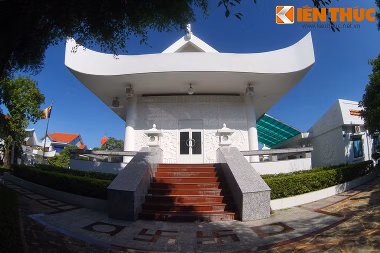 Chùa có bốn lối lên ở bốn mặt biểu tượng cho Tứ Vô Lượng Tâm: Từ, Bi, Hỷ, Xả của đạo Phật. Phía trên lối đi có bóng đèn tròn biểu tượng cho cái tâm viên giác của các vị Phật Tổ ở bốn phương, tám hướng soi đường cho các nhân sanh bước đi đến chỗ an vui, hạnh phúc.