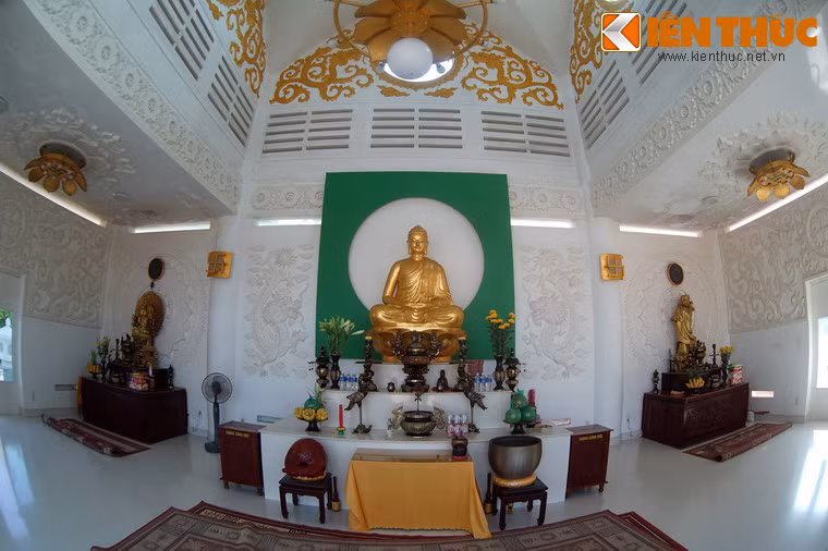 Các gian thờ trong chùa được bài trí trang nhã và tôn nghiêm.