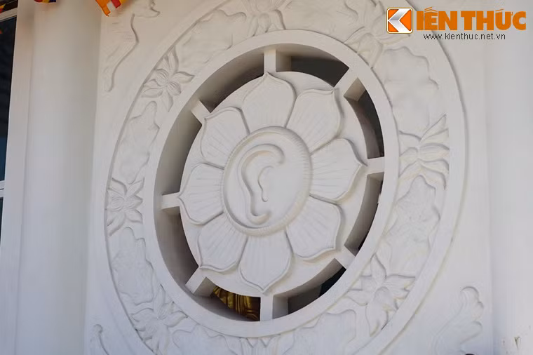 Hai bên cửa chính có hai ô cửa hình hoa sen mang một mắt và một tai nằm trong bánh xe Phật pháp, mang hàm ý "Nhất tâm nghe, thấy, ngay đấy thấy Phật".