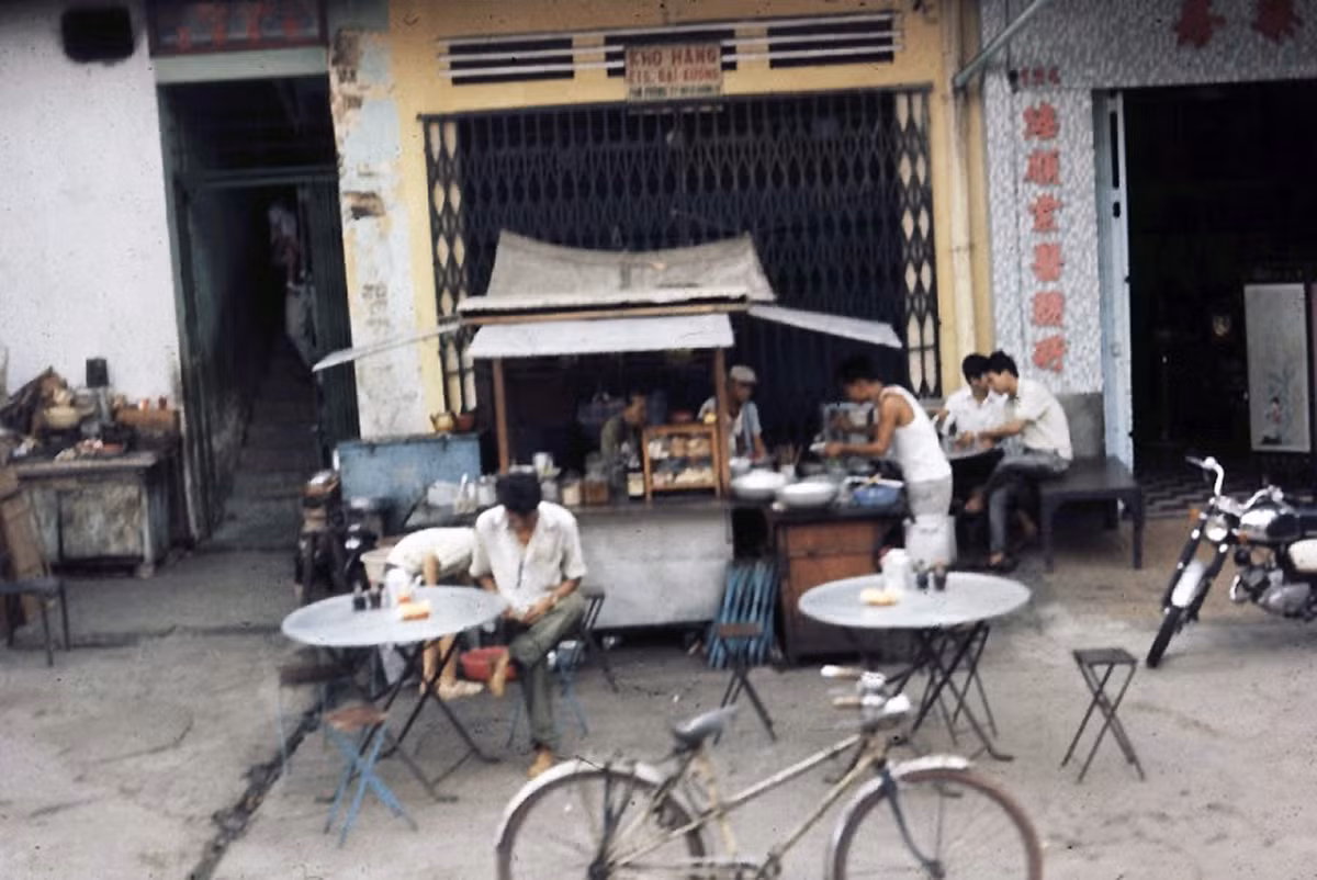 Quán ăn vỉa hè ở Chợ Lớn. Ảnh: Bradanne12.