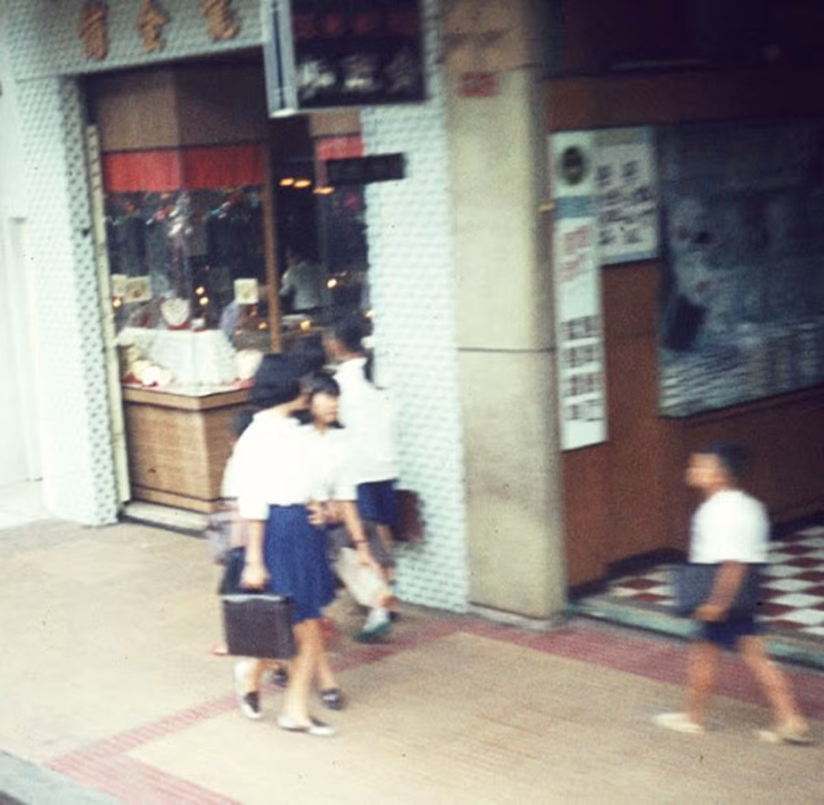 Các cửa hàng trên đường Đồng Khánh, Chợ Lớn. Ảnh: Bradanne12.