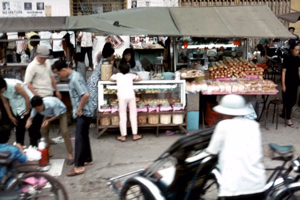 Một góc phố nhộn nhịp ở Chợ Lớn. Ảnh: Bradanne12.