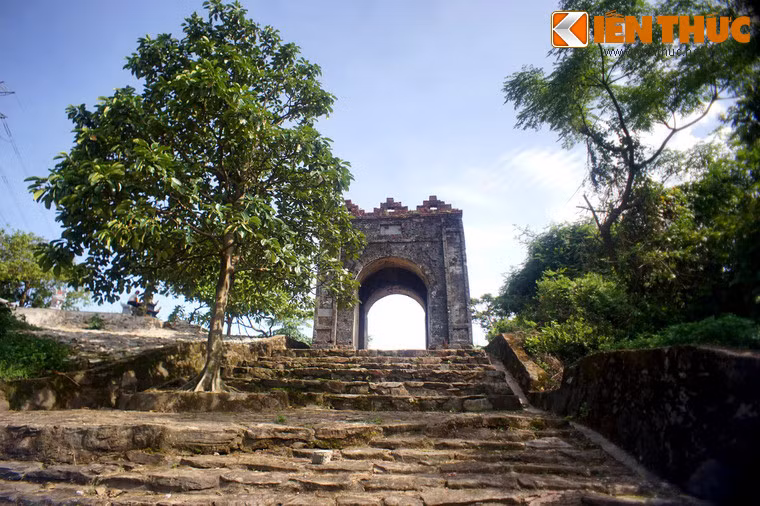 Những năm kháng chiến chống Pháp, chống Mỹ, Hoành Sơn Quan là một điểm cao quan trọng án ngữ con đường Bắc - Nam.