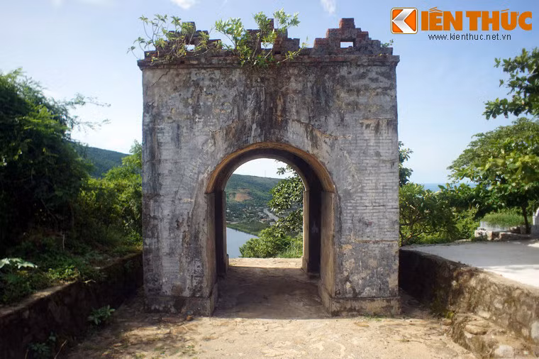Bài thơ được phiên âm như sau: Địa biểu lập sàn nhan/ Liêu phong đáo hải gian/ Bách niên khan cổ lũy/ Thiên lý nhập trùng quan/ Túc điểu sơ đầu thụ/ Quy vân bán ủng san/ Trì trì Tô quý tử/ Cửu tệ vị tri hoàn.