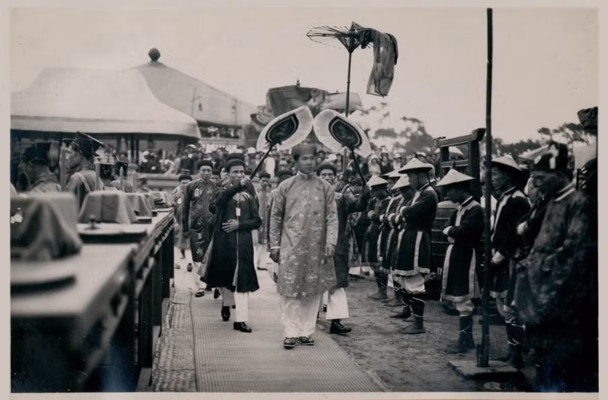 Vua Bảo Đại rời khỏi đàn Nam Giao. Ảnh: Tang-Vinh Photo.