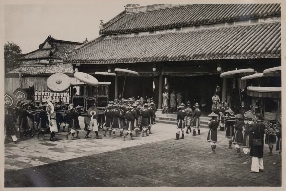 Vua Bảo Đại trở về cung cấm ở Hoàng Thành, ngày 16/3/1933. Ảnh: Tang-Vinh Photo.