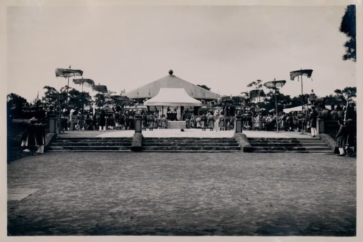 Đông đảo quan khách tập trung ở Đàn Nam giao để chứng kiến buổi lễ. Ảnh: Tang-Vinh Photo.