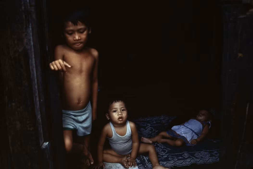 Những đứa trẻ bên cửa nhà. Ảnh: Peter Marlow/ Magnum Photos.