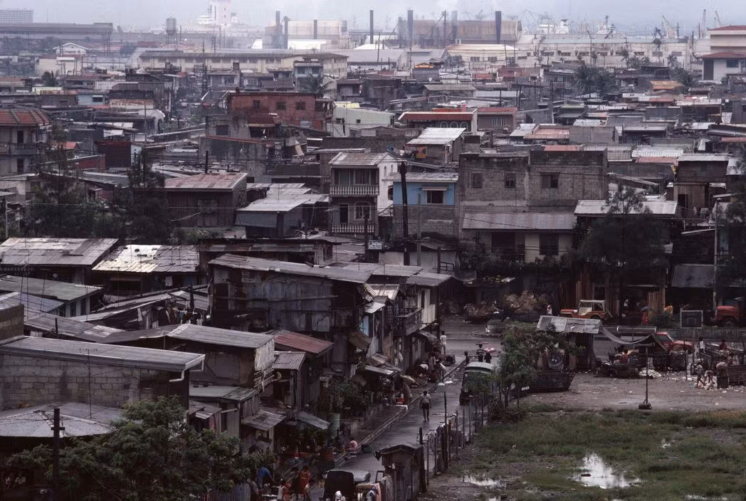 Một khu ổ chuột ở thủ đô Philippines, Manila năm 1983 nhìn từ trên cao. Ảnh: Peter Marlow/ Magnum Photos.