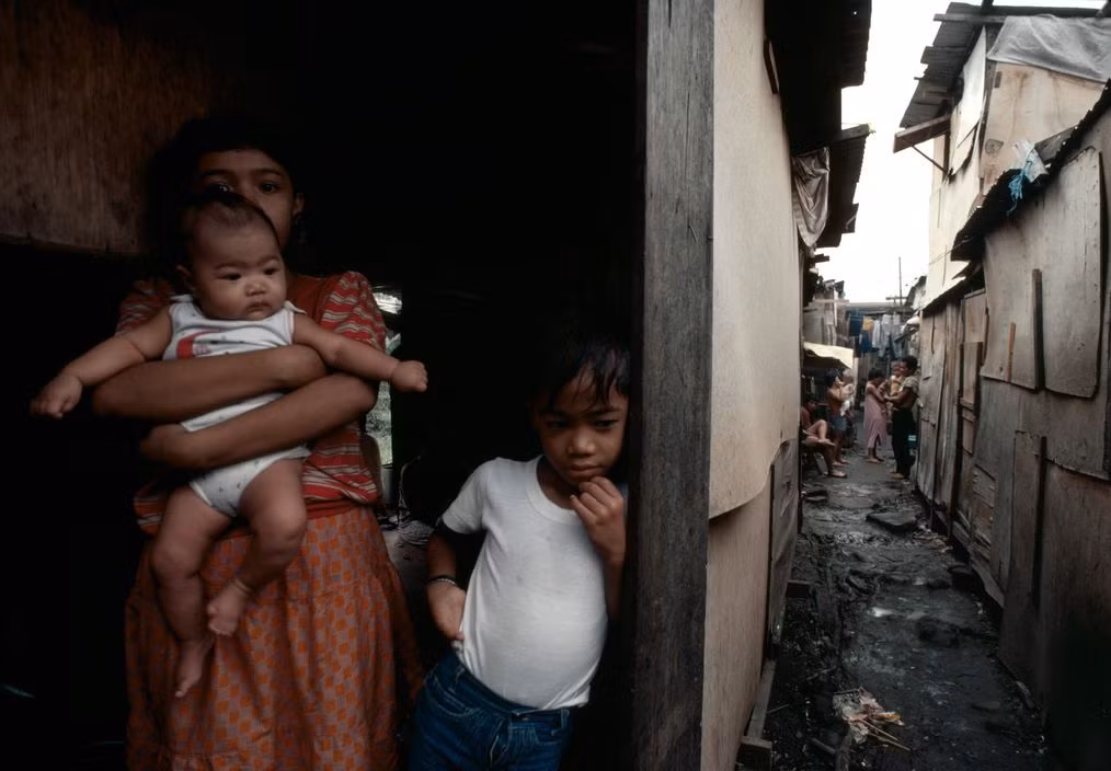 Con hẻm chật chội chạy xuyên qua các ngôi nhà tạm bợ ở khu ổ chuột. Ảnh: Peter Marlow/ Magnum Photos.