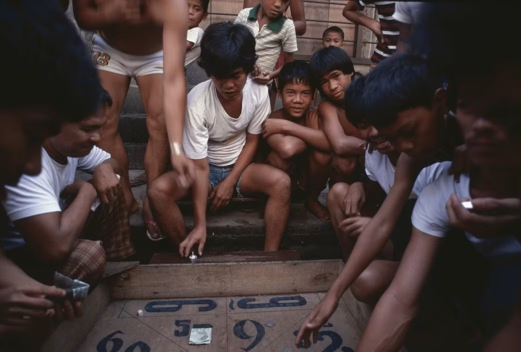 Cờ bạc là một thú giải trí khác ở các khu ổ chuột. Ảnh: Peter Marlow/ Magnum Photos.