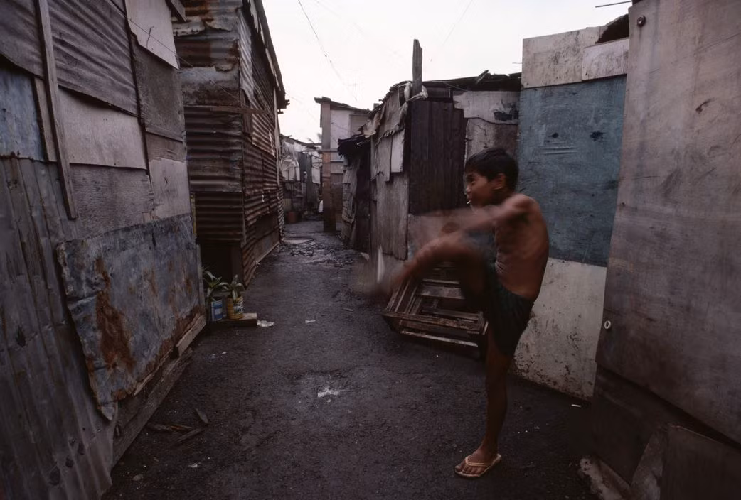 Không gian vui chơi cho trẻ em là điều rất xa xỉ trong các khu ổ chuột. Ảnh: Peter Marlow/ Magnum Photos.