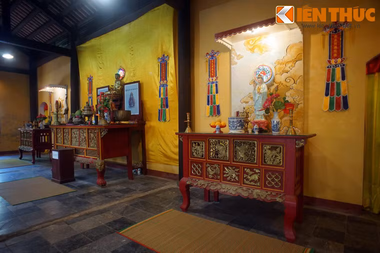 Hai bên là gian thờ Quan Thế Âm Bồ Tát và một số chư vị Phật, Bồ Tát khác.