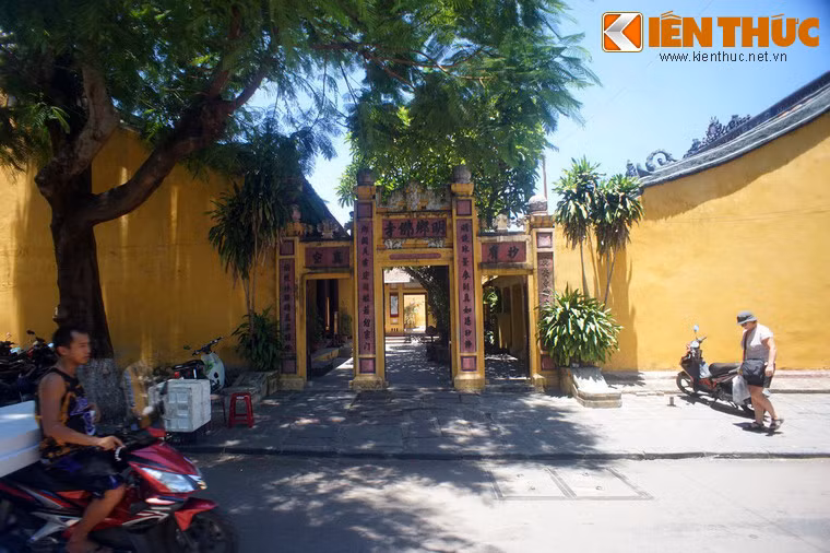 Nằm trên đường Nguyễn Huệ, phường Minh An, thành phố Hội An, Minh Hương Phật tự hay Quân Âm Phật tự là ngôi chùa thờ Phật có lịch sử lâu đời nhất phố cổ Hội An.
