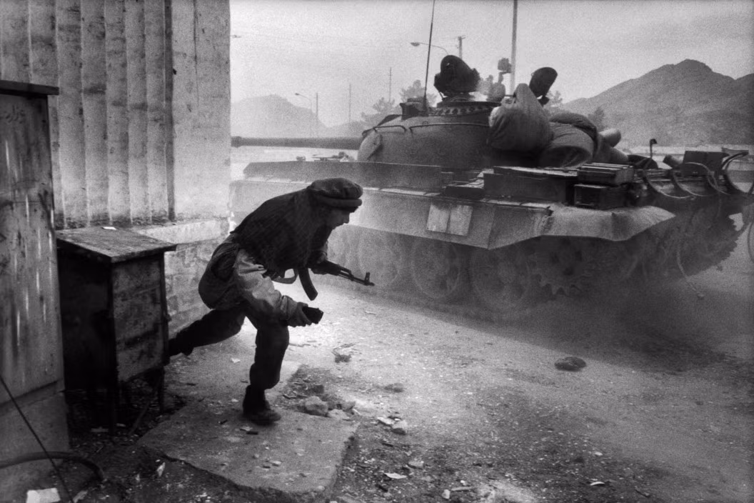 Chiến binh Mujahideen tác chiến trong cuộc giao tranh nhằm giành quyền kiểm soát thủ đô Kabul giữa các phe phái Hồi giáo khác nhau. Ảnh: A. Abbas/Magnum Photos.