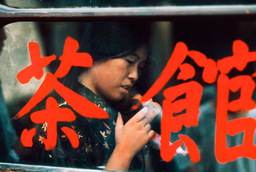 Người phụ nữ trong phòng điện thoại công cộng ở phố cổ Bắc Kinh. Ảnh: Thomas Hoepker/ Magnum Photos.