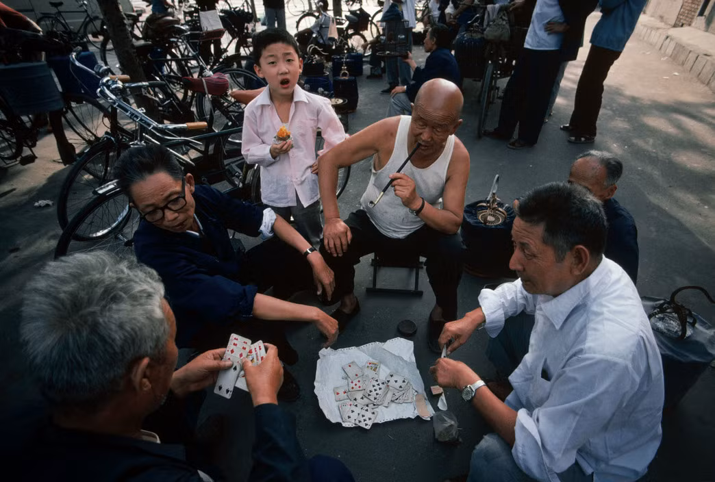 Những người đàn ông chơi bài Tây ở phố cổ. Ảnh: Thomas Hoepker/ Magnum Photos.
