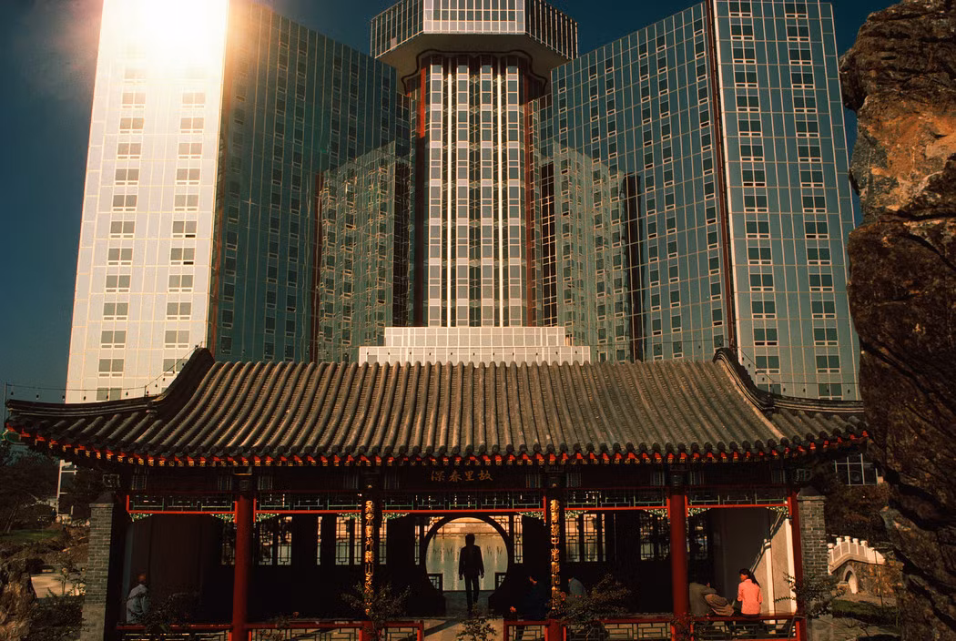 Bên ngoài khách sạn Trường Thành. Ảnh: Thomas Hoepker/ Magnum Photos.