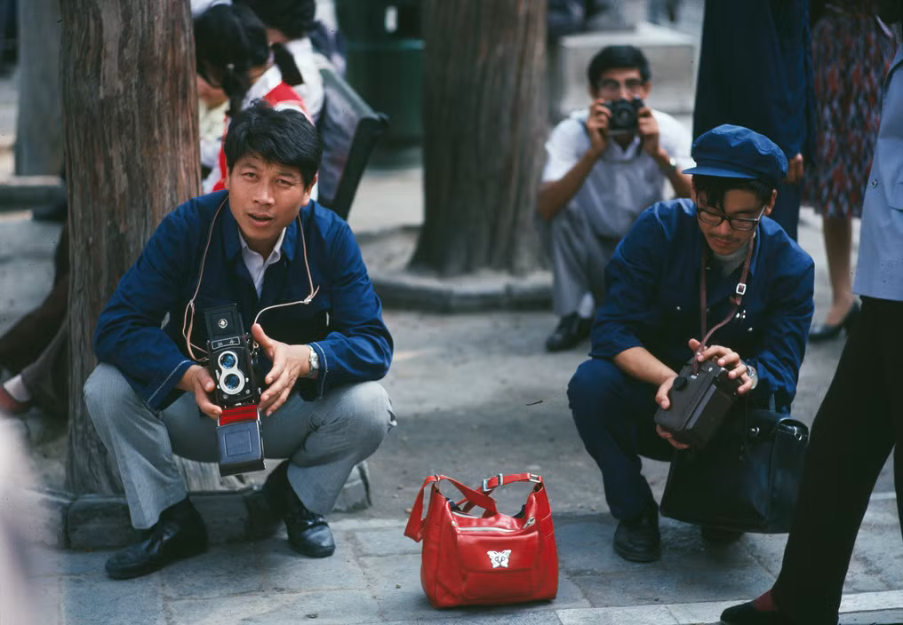 Một nhóm nhiếp ảnh gia tác nghiệp gần quảng trường Thiên An Môn. Ảnh: Thomas Hoepker/ Magnum Photos.