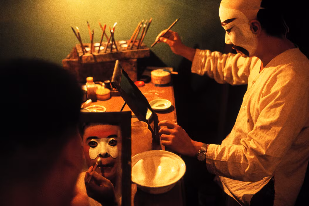 Tại phòng trang điểm của Nhà hát Bắc Kinh. Ảnh: Thomas Hoepker/ Magnum Photos.