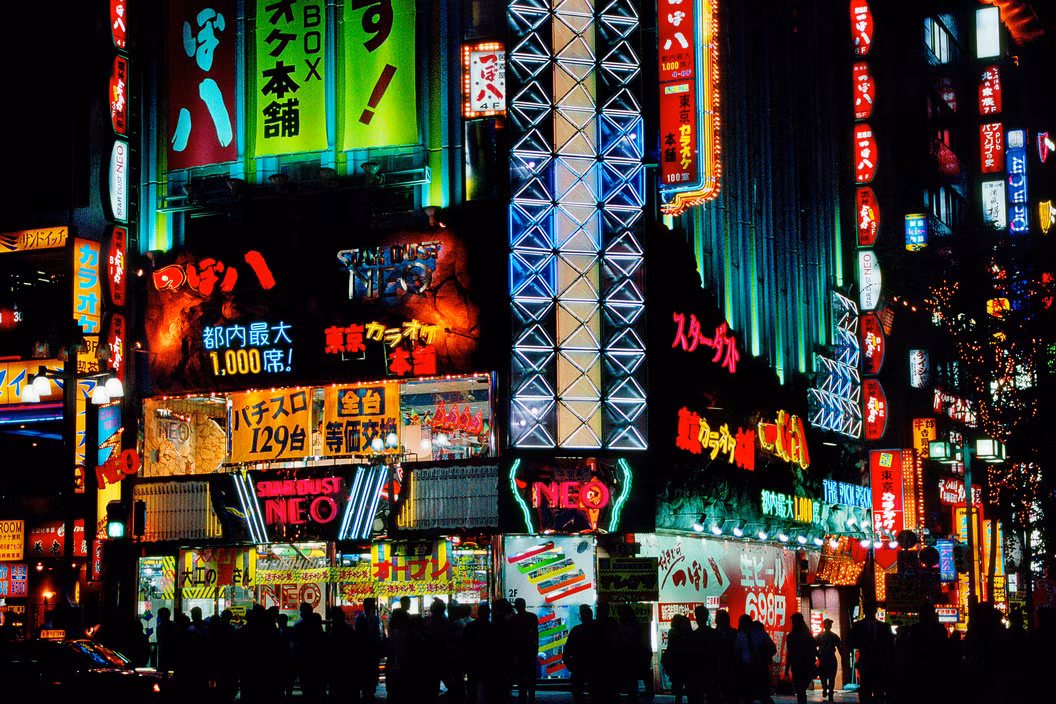 Ánh đèn neon rực rỡ ở khu Shinjuku về đêm. Ảnh: Harry Gruyaert/ Magnum Photos.
