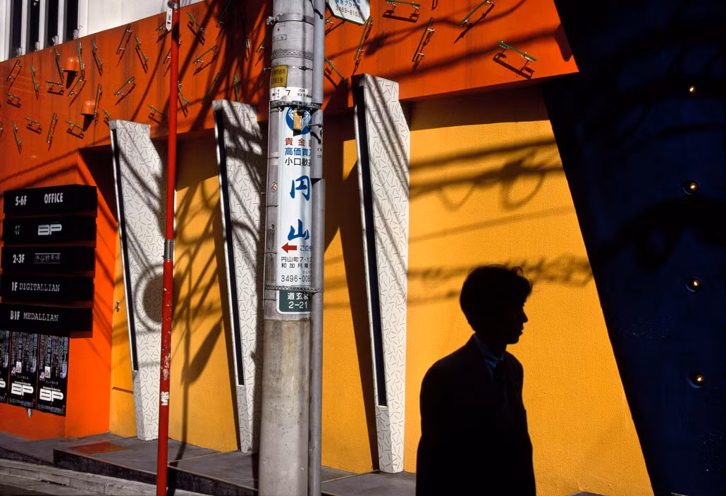 Một góc phố ở khu Ueno của Tokyo. Ảnh: Harry Gruyaert/ Magnum Photos.