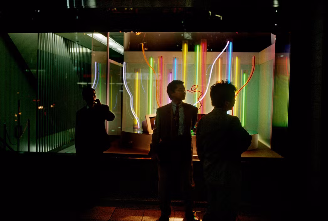 Bên trong một hẻm có nhiều quán bar ở Tokyo. Ảnh: Harry Gruyaert/ Magnum Photos.