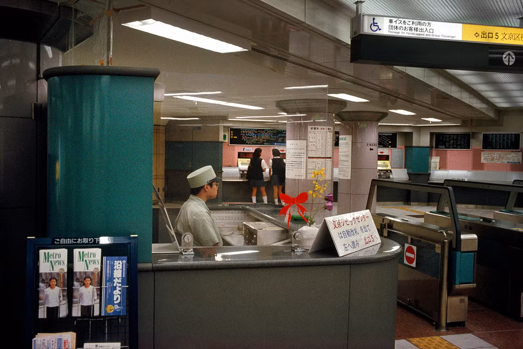 Ga tàu điện ngầm Kasuga ở khu Bunkyo. Ảnh: Harry Gruyaert/ Magnum Photos.