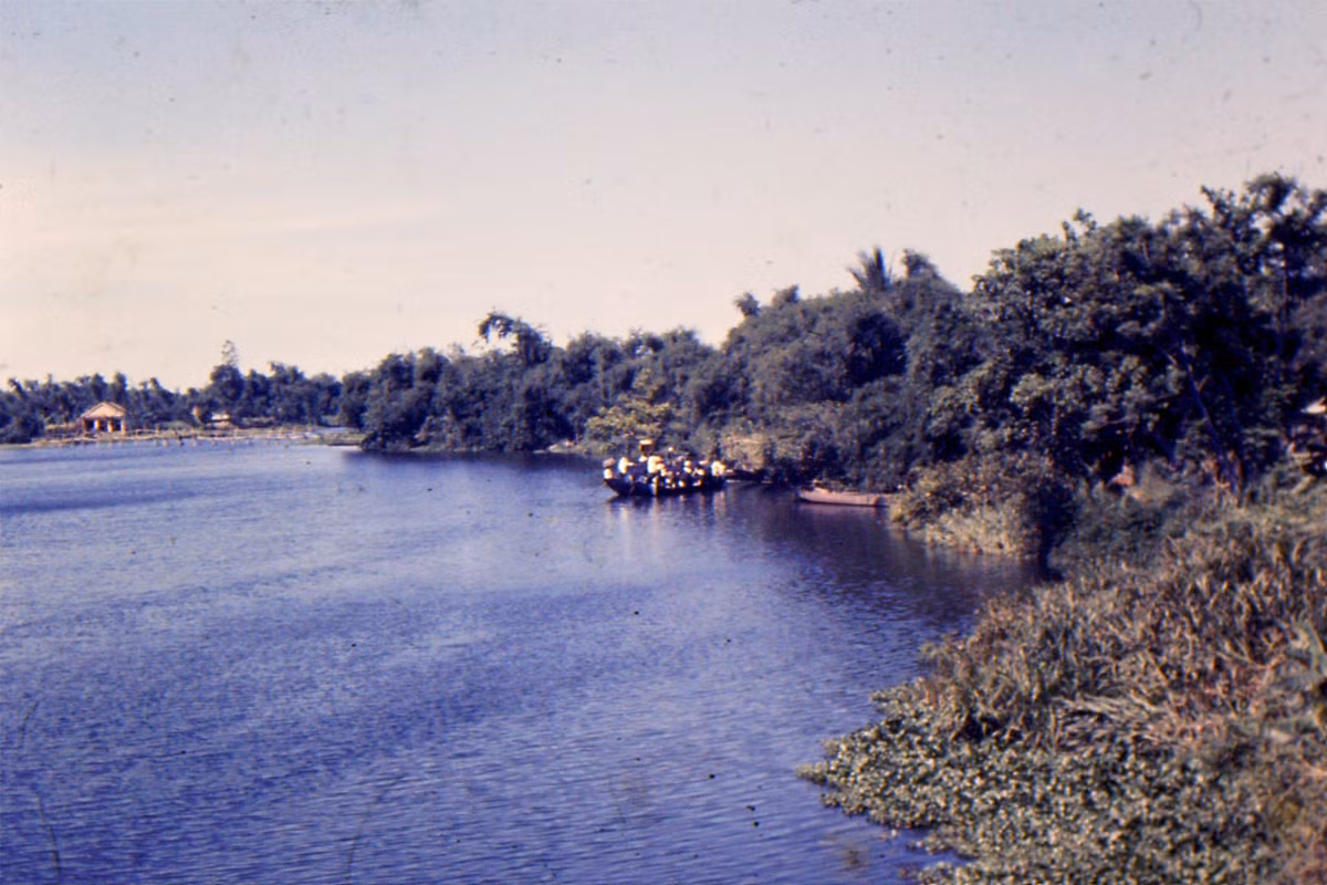 Khung cảnh thơ mộng của một hồ nước bên Quốc lộ 1. Ảnh: Jack McCabe.