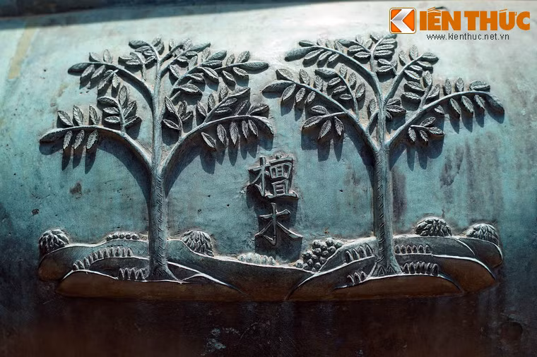 Nghị đỉnh, chiếc đỉnh thứ năm trong Cửu Đỉnh có hình tượng "Đàn mộc", nghĩa là cây hoàng đàn, loài cây cho gỗ có mùi thơm đặc biệt quý hiếm, thường được dùng làm tượng thần, phật hoặc các đồ dùng sang trọng.