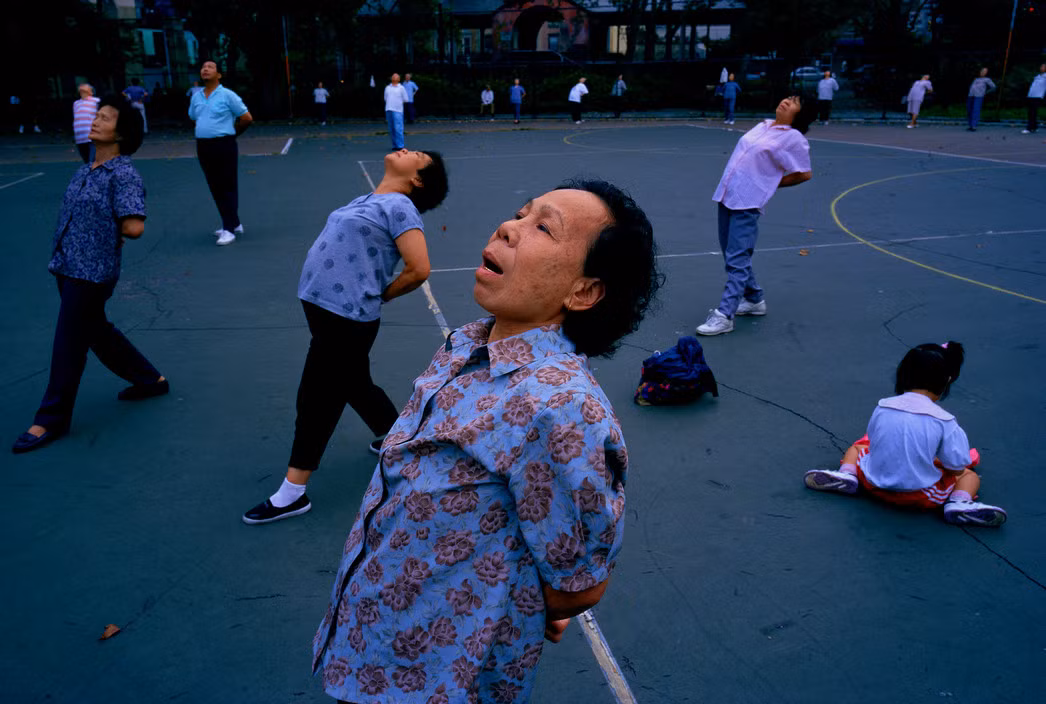 Các cụ bà tập dưỡng sinh ở công viên Columbus trong khu Chinatown vào sáng sớm. Ảnh: Chien-Chi Chang/ Magnum Photos.