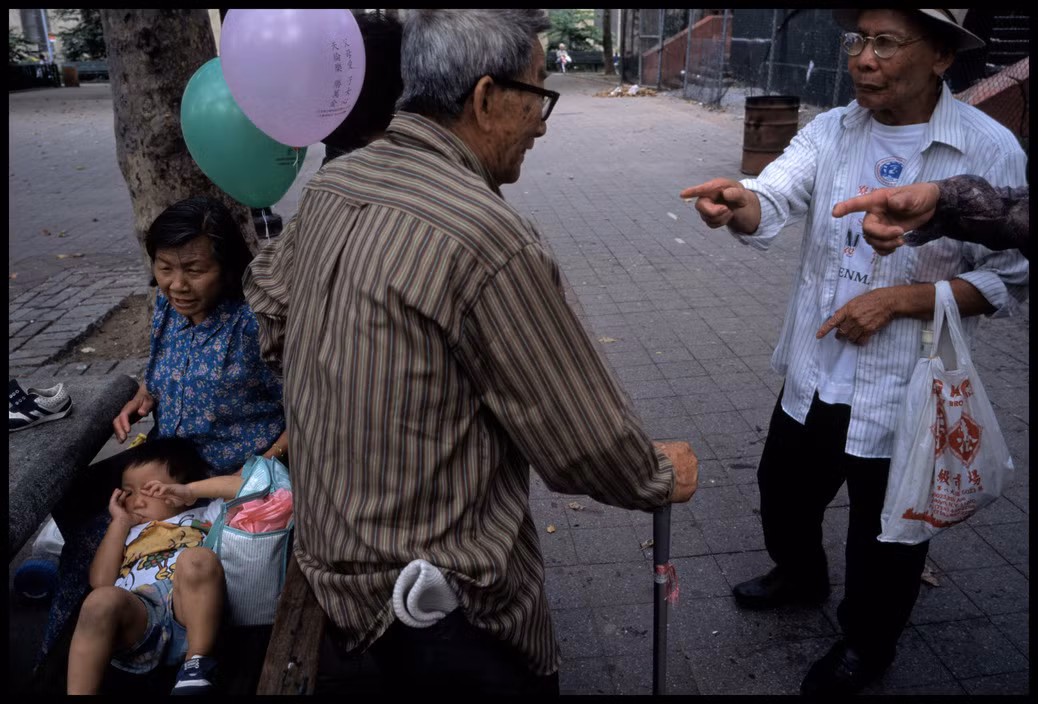 Những người cao tuổi trong công viên Columbus. Ảnh: Chien-Chi Chang/ Magnum Photos.