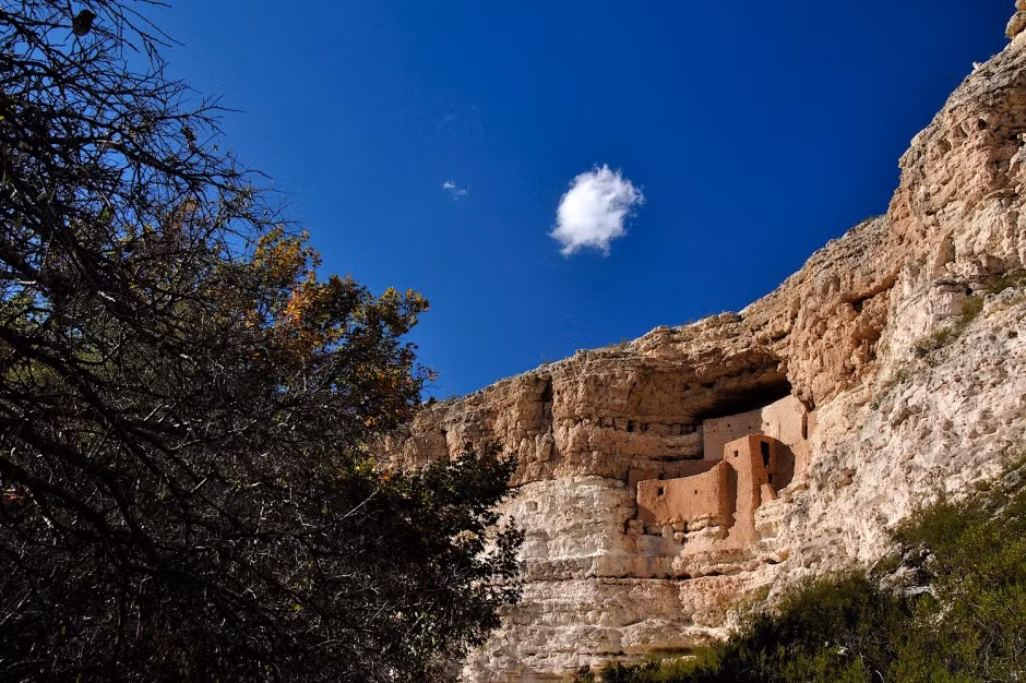  27. Lâu đài Montezuma (Camp Verde, Arizona, Mỹ). Đây là một quần thể kiến trúc bằng đất được người bản địa Siagua xây dựng trên vách đá dựng đứng. Ảnh: Matadornetwork.