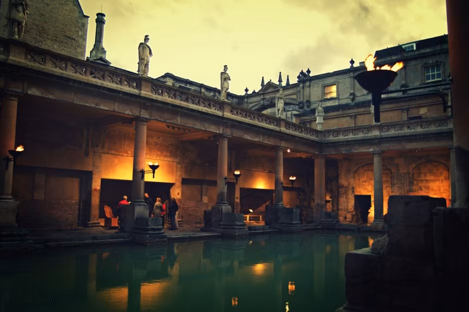  24. Nhà tắm La Mã ở thành phố Bath (Bath, Anh). Được xây dựng từ năm 60 đến 70 SCN, đây là khu nhà tắm được bảo tồn tốt nhất của người La Mã. Ảnh: Matadornetwork.