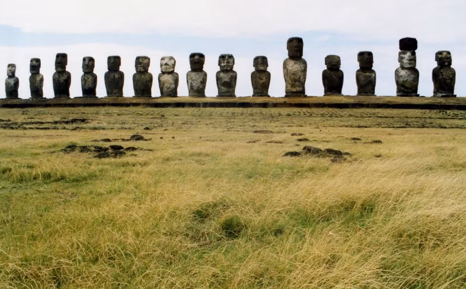  15. Tượng Moai trên đảo Phục Sinh (đảo Phục Sinh, Chile). Những bức tượng hình người được gọi là Moai được tạo tác trên đảo Phục Sinh vào khoảng năm 1250 - 1500. Việc cư dân bản địa di chuyển phế tích cổ xưa nặng hàng chục tấn này như thế nào vẫn là điều bí ấn. Ảnh: Matadornetwork.