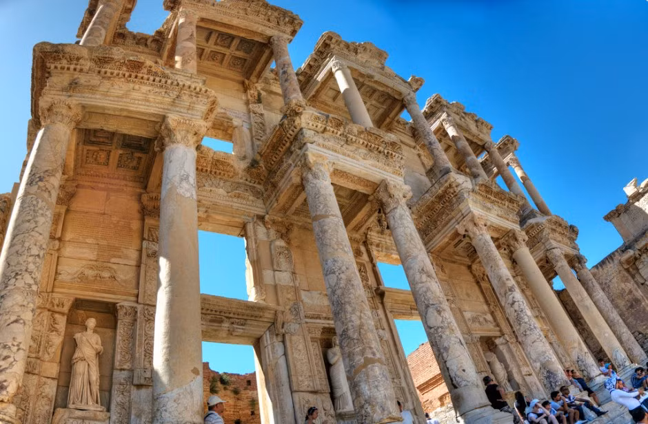  28. Ephesus (Izmir, Thổ Nhĩ Kỳ). Ephesus là một thành phố Hy Lạp cổ đại nổi tiếng với đền thờ thần Artemis - một trong bảy kỳ quan của thế giới cổ đại. Ngôi đền đã bị phá hủy năm 268 SCN, nhưng nhiều công trình tráng lệ khác vẫn tồn tại cho đến nay. Ảnh: Matadornetwork.