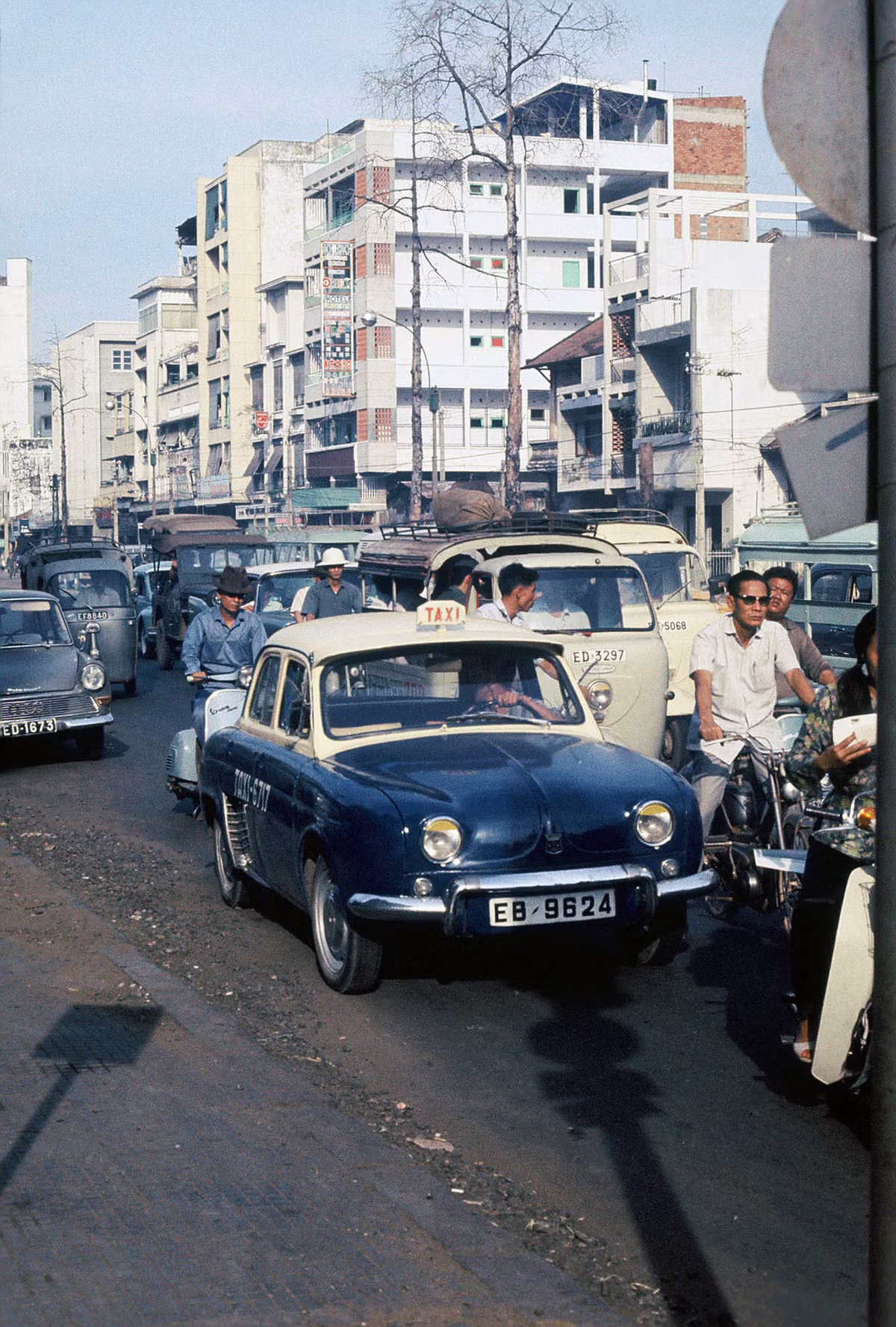 Giao thông giờ cao điểm ở Sài Gòn năm 1969. Ảnh: D. Hoag.