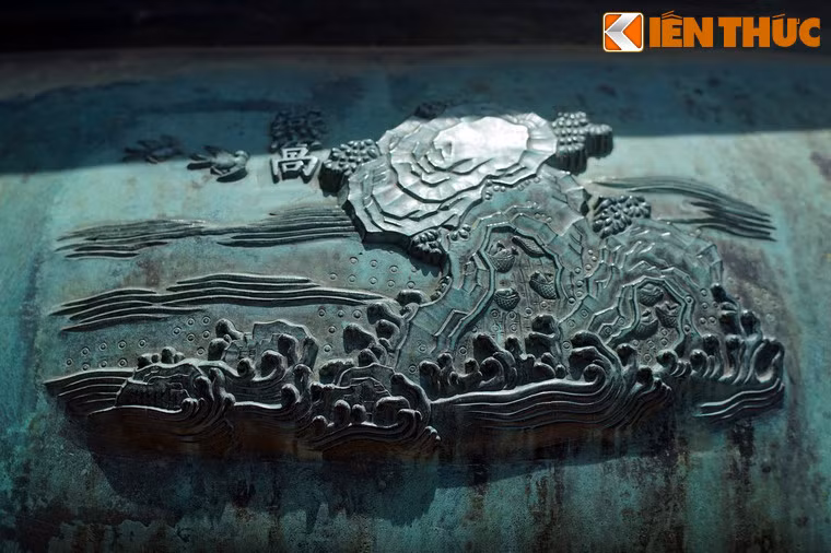 Tuyên đỉnh, chiếc đỉnh thứ 7 có hình tượng "Yến oa" tức tổ yến, một sản vật tiến vua quý giá thường được khai thác ở các vách đá cheo leo bên bờ biển. Được gán cho nhiều công dụng thần kỳ, tổ yến là thứ đặc sản có giá trị cao bậc nhất trên thị trường ngày nay.